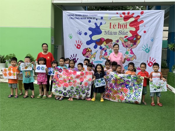 Ngày 10/01/2023 Trường Mầm Non 27 tổ chức hoạt động màu nước cho các tại trường với chủ đề  Sắc màu trẻ thơ 